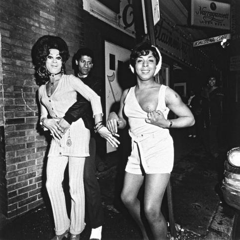 Jeffrey Silverthorne, Female Impersonators, Chili con Carne, Rhonda Jewels and friend, Providence R.I., 1972-1974, © Jeffrey Silverthorne, courtesy Galerie VU