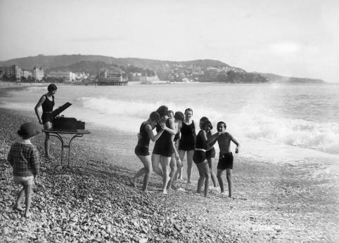 Maurice-Louis Branger  Musique sur la plage. Nice (Alpes-Maritimes) vers 1925  Négatif au gélatino-bromure d'argent sur verre  Collections Roger-Viollet / BHVP 