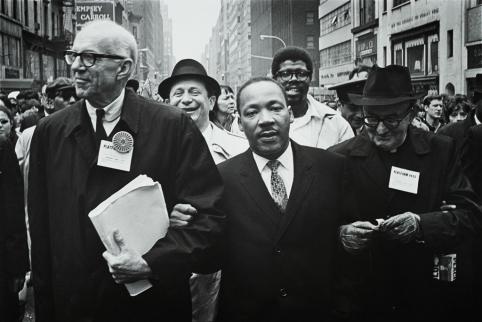 Benedict J. Fernandez Dr Benjamin Spock, Martin Luther King et Reverend Rice de Pittsburg, Pennsylvanie. Marche contre la guerre du Vietnam, Broadway et 50ème Rue. New York, 15 avril 1967. © Benedict J. Fernandez