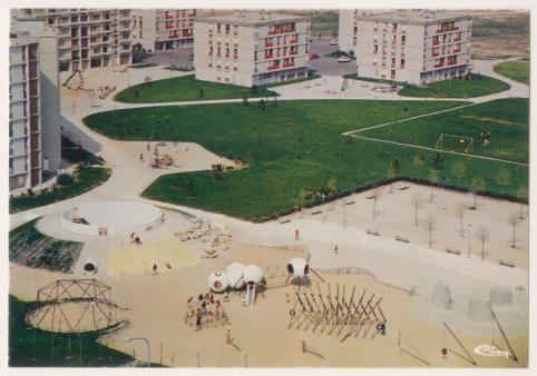 Combier Imprimeur Mâcon, Carte postale, vers 1960, Les Prés-Saint-Jean, aire de jeux © coll. musée Nicéphore Niépce