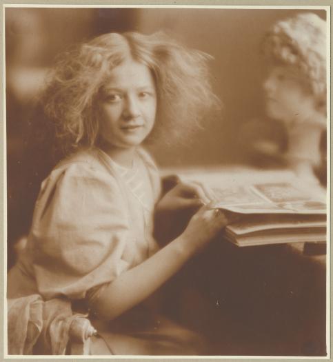 Robert Demachy Enfant feuilletant un ouvrage illustré 1907 Tirage sur papier au gélatino-bromure d’argent, viré © collection musée Nicéphore NIépce