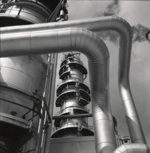 Jean-Pierre Sudre Compagnie Française de Raffinage, Gonfreville-l’Orcher Années 1960 Tirage sur papier au gélatino-bromure d’argent © Jean-Pierre Sudre/ collection musée Nicéphore Niépce