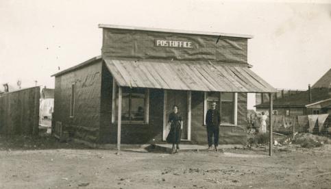 Post Office and Hanging Laundry, North America, 1904-1918 