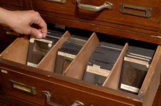 Meuble de l'Institut d'histoire de l'art de Lyon (Les tiroirs contiennent les plaques de projection de l'Institut d'histoire de l'art de Lyon) Anonyme 1ere moitié du 20e siècle Collection musée Nicéphore Niépce 