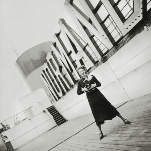 ©Brigitte Moral-Planté / Collections musée Nicéphore Niépce, Jean Moral, Séance de prise de vues sur le pont du paquebot Normandie pour Harper's Bazaar, 1935 