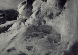 Rudolf Koppitz Neige sur le mont Hochschwab 1912 Épreuve au bromoïl  46,2 x 60 cm © Photoinstitut Bonartes, Vienne  