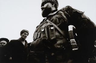 Stanley Greene Omar Hadji Khasharov, tué par les Troupes Spéciales russes en mars 1995, dans une embuscade. Les Russes l’appelaient « Le Boucher », car il décapitait les soldats russes.  Alkazurovo, novembre 1995 © Stanley Greene   