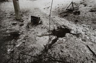 Stanley Greene Des cendres noires, de la neige souillée, du verre brisé jonchant les trottoirs et des arbres déchiquetés par les bombardements dont il ne reste plus que des souches : les rues de Grozny sont un no man’s land. janvier 1995 © Stanley Greene