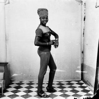 Malick Sidibé Voici ma montre et ma bague, mars 1964 © Malick Sidibé / GwinZegal