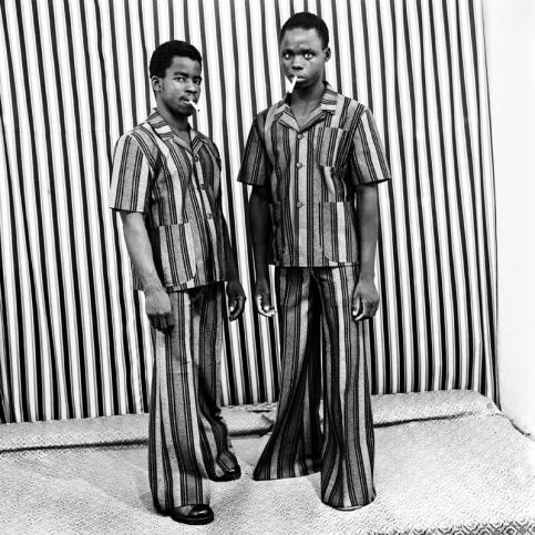 Malick Sidibé Les faux fumeurs, juin 1976 © Malick Sidibé / GwinZegal