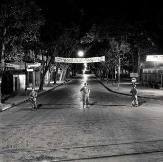 Willy Rizzo Hanoï, couvre-feu, patrouille de nuit 1952 © Willy Rizzo