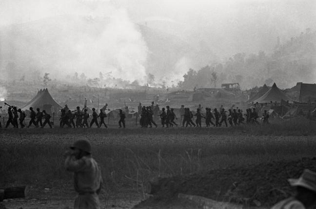 Willy Rizzo Evacuation des civils du camp retranché encerclé par deux divisions vietminh, Nasan 1952 © Willy Rizzo