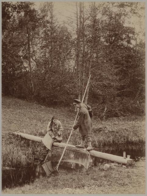 Benoît de Tyszkiewicz Paysans pêchant dans un ruisseau Wiala, Septembre 1897 © collection musée Nicéphore Niépce / Ville de Chalon-sur-Saône