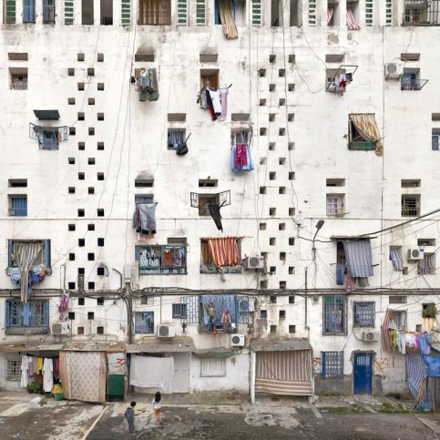 Stéphane Couturier, Alger - Cité "Climat de France", 2011-2013, Façade #2, C-Print - 160 x 160 cm © Stéphane Couturier