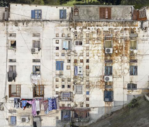 Stéphane Couturier, Alger - Cité "Climat de France", 2011-2013, Façade #4, C-Print - 160 x 187 cm © Qtéphane Couturier