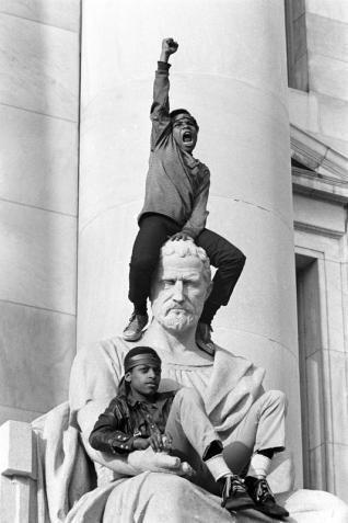 Stephen Shames  Manifestation pendant le procès de Bobby Seale et Ericka Huggins New Haven, 1er mai 1970 © Stephen Shames / courtesy Steven Kasher Gallery 