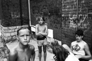 Stephen Shames  Outside the Dream Cincinnati, 1985 © Stephen Shames / courtesy Steven Kasher Gallery 