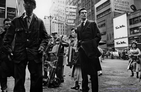 Yves Saint Laurent sur la 5ème avenue New York  1958 © Henri Dauman / daumanpictures.com
