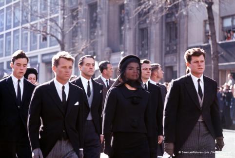 Funérailles de John Fitzgerald Kennedy Cortège funèbre vers St. Matthew’s Cathedral. Robert, Jacqueline et Edward Kennedy suivis de James Auchincloss, Sargent Shriver et Stephen Smith Washington DC, 25 novembre 1963 © Henri Dauman / daumanpictures.com