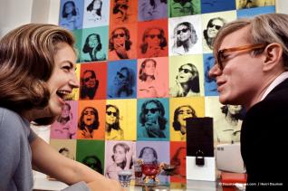 Living with Pop Art Ethel Scull et Andy Warhol devant la commande Ethel Scull 36 Times d’Andy Warhol, 1965 © Henri Dauman / daumanpictures.com