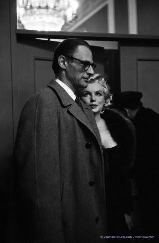 Marilyn Monroe et Arthur Miller A l’avant première de « Certains l’aiment chaud » New York, 1959 © Henri Dauman / daumanpictures.com