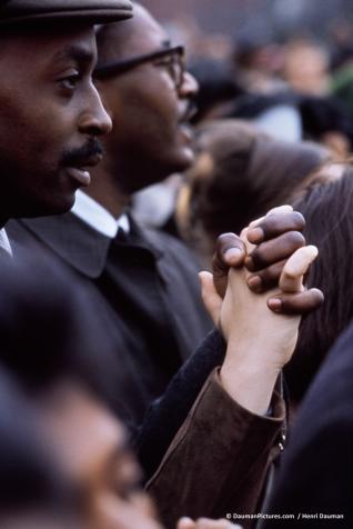 Manifestation pour les droits civiques devant la Maison Blanche  Washington DC, 1965 © Henri Dauman / daumanpictures.com