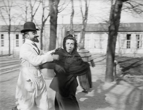 . Charles Lhermitte  [1881-1945] Folles de la Salpêtrière Négatifs au gélatino-bromure  d’argent sur verre Vers 1910 Collection du musée  Nicéphore Niépce