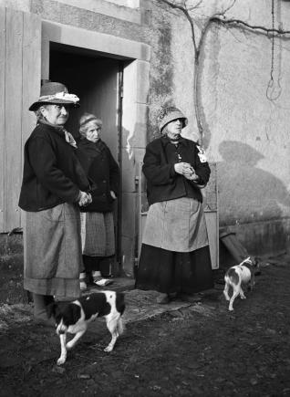 Sabine Weiss  [1924-2021] Reportage dans la colonie  familiale de Dun-sur-Auron tirage moderne jet d’encre  pigmentaire 1951 collection de Photo Élysée,  Musée cantonal  pour la photographie,  Lausanne