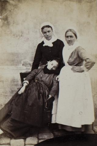 Paul Regnard  [1850-1927] Désiré-Magloire Bourneville  [1840-1909] Iconographie photographique  de la Salpêtrière: service  du professeur Charcot Paris: Aux bureaux  du Progrès médical,  Adrien Delahaye & Co.  Libraires-éditeurs, 1875 Collection Sorbonne Université