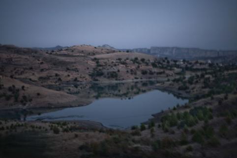 Kathryn Cook L’Euphrate dans la région de Kâhta (Turquie). Selon les témoignages directs de l’époque du génocide, des Arméniens ont été trainés sur les berges et massacrés, d’autres ont été jetés dans le fleuve. © Kathryn Cook / Agence VU’