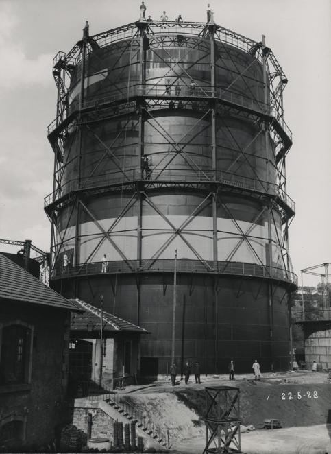 Anonyme Société des Usines à gaz  du Nord et de l’Est.  Usine d’Épinal : gazomètre Vers 1927-1928 Tirage sur papier  au gélatino-bromure d’argent © collection musée Nicéphore Niépce