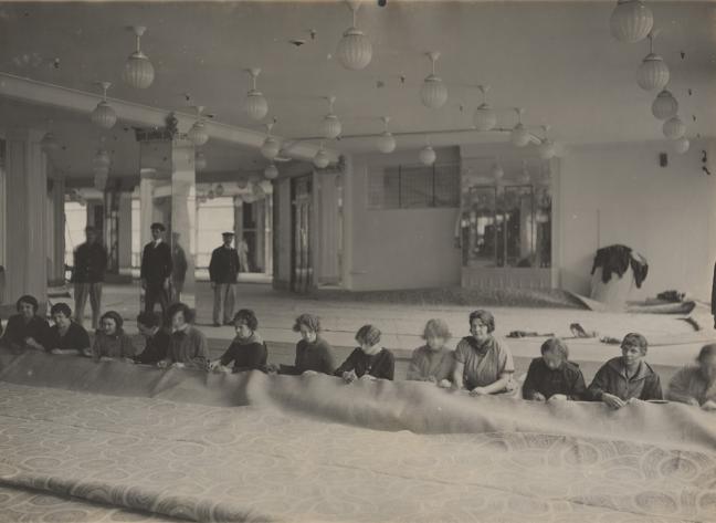 L’industrie tapissière.  Comment on coud et installe  en très peu de temps,  «à l’américaine»,  un immense tapis André Dubreuil,  Agence Chusseau-Flaviens Années 1910 Tirage sur papier  au gélatino-bromure d’argent © collection musée  Nicéphore Niépce