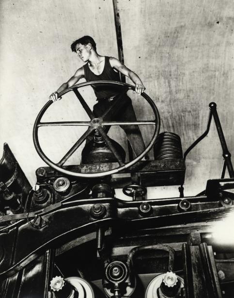 Arcadi Samoïlovitch Chaïkhet Un Komsomol au volant.  Balakhna 1931 Tirage sur papier au gélatino-bromure d’argent © DR