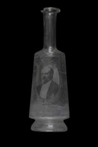 Anonyme  Carafe à l’effigie de Raymond Poincaré Années 1920 Décalcomanie sur verre 24,5 x 7,5 cm © musée Nicéphore Niépce