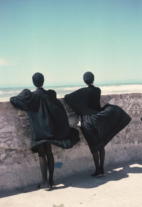 Sacha Pour Marie Claire 1981 Essaouira, Maroc mannequins Cynthia et Isabelle Townsed modèles Kenzo et Dorothée Bis rédactrice Betty Bertrand © Sacha 