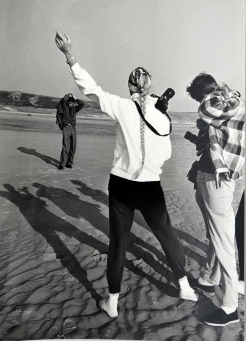 Shinji  Sacha en shooting pour Soske Oguri, Barneville-Carteret, avec l’assistant Rudolf van Dommele 1984 © Shinji 