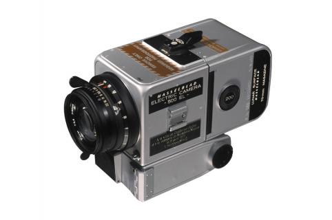 Hasselblad, 500 EL Electric Lunar Surface, 1968 Cet appareil est le même modèle que celui utilisé par les astronautes lors du premier voyage humain sur la Lune, où le modèle original est resté. Collection musée Nicéphore Niépce